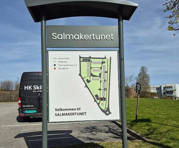 Fasadeskilt som gjør bedriften synlig